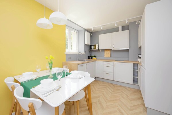 Fridge, microwave, stovetop, dishwasher