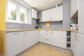 Fridge, microwave, stovetop, dishwasher