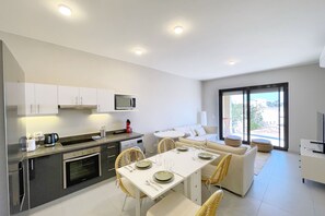 Basic Apartment | Private kitchen | Fridge, microwave, oven, stovetop