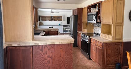 The Pelikan Retreat, Unique & Spacious Home, Large Yard