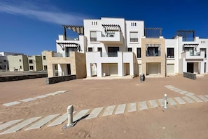 Basic Apartment | Exterior