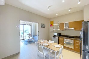 Apartemen Basic | Dapur pribadi | Lemari es, microwave, oven, dan kompor