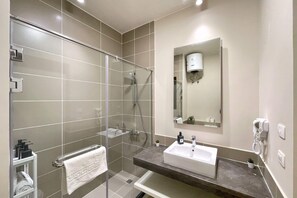 Basic Apartment | Bathroom | Eco-friendly toiletries, hair dryer, towels, soap - Xuru Stays I Homelike & Sunny 1 BDR @ Cyan El Gouna (El Gouna)