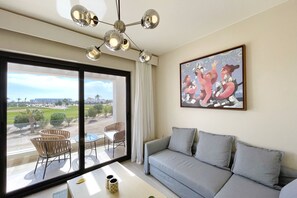 Apartemen Basic | Area keluarga | Smart TV 55-inci dengan saluran TV satelit dan layanan streaming