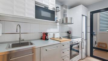 Kühlschrank, Mikrowelle, Ofen, Herdplatte