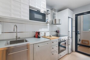 Frigorífico, microondas, horno y placa de cocina