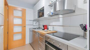 Een koelkast, een magnetron, een oven, een kookplaat