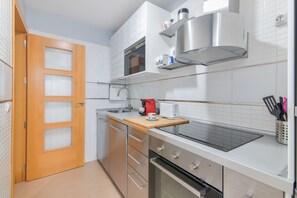 Frigorífico, microondas, horno y placa de cocina