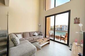 Basic Apartment | Ruang tamu | 55 inci sebuah televisyen pintar dengan kabel 