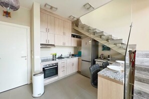 Apartamento básico | Cocina privada | Frigorífico, microondas, horno y placa de cocina