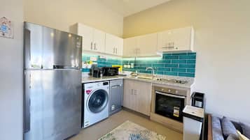 Departamento | Cocina privada | Refrigerador, microondas, horno y parrilla de estufa