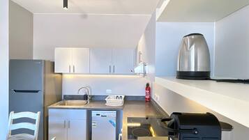 Basic Apartment | Private kitchen | Fridge, microwave, oven, stovetop