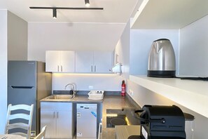 Basic Apartment | Private kitchen | Fridge, microwave, oven, stovetop