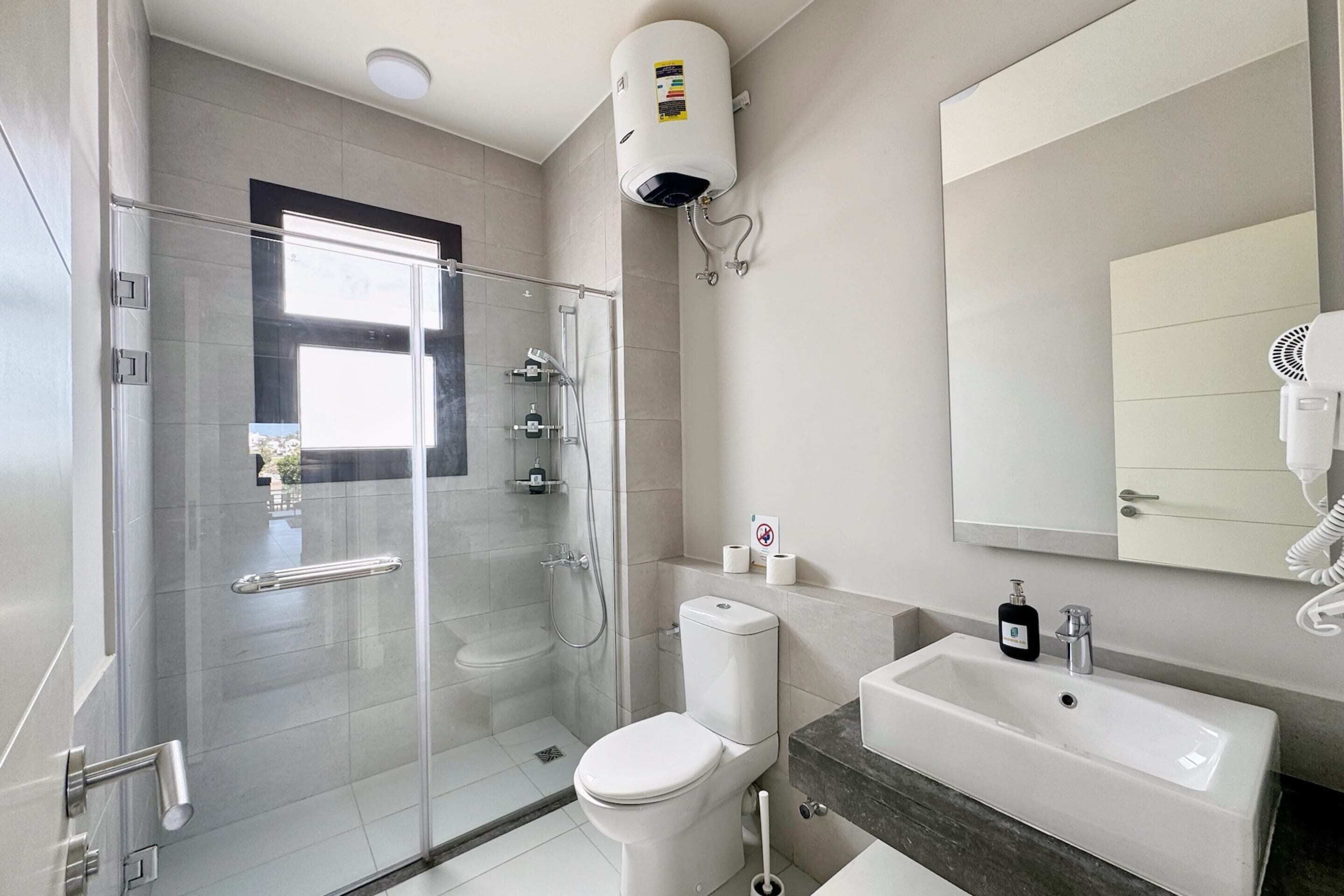 Apartamento básico | Banheiro | Produtos de toalete biodegradáveis, secador de cabelo, toalhas de banho 