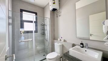 Apartamento básico | Banheiro | Produtos de toalete biodegradáveis, secador de cabelo, toalhas de banho