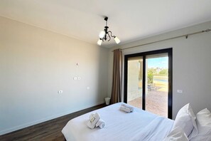 2 habitaciones, tabla de planchar con plancha y ropa de cama 