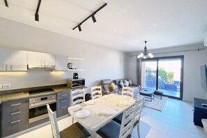 Basic Apartment | Private kitchen | Fridge, microwave, oven, stovetop - Xuru Stays I Cordial 2 BDR w / Pool Access @ Cyan El Gouna (El Gouna)