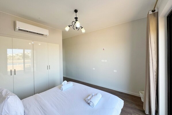 2 habitaciones, tabla de planchar con plancha y ropa de cama 