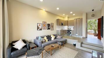 Basic-Apartment | Wohnbereich | 55-Zoll-Smart-TV mit Kabelempfang