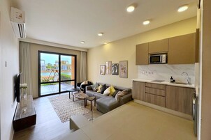 基础公寓 | 起居区 | 55-英寸智能电视（配备有线频道）