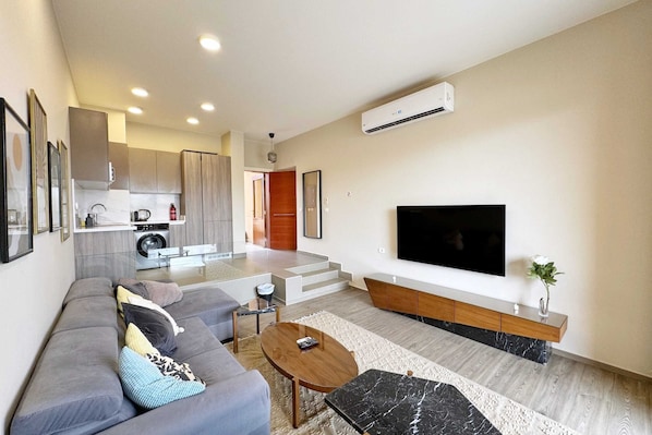 Apartamento básico | Área de estar | TV