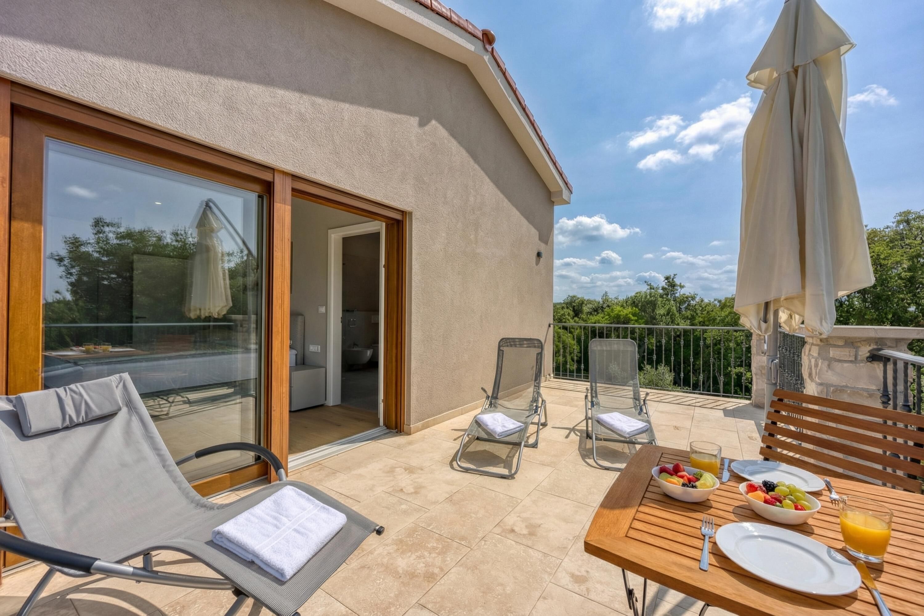 Familie villa, meerdere slaapkamers (Villa Tanja Lim Bay) | Buiten dineren