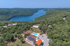 Villa familiar, 4 habitaciones, balcón (Villa Tanja Lim Bay) | Exterior