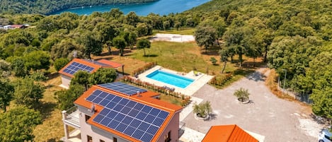 Perhehuvila, useita makuuhuoneita (Villa Tanja Lim Bay) | Ilmakuva