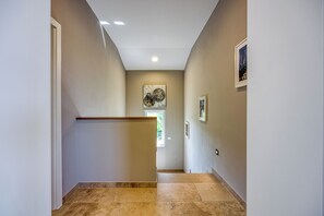 A hallway with a wooden handrail, a ceiling light, and a framed artwork on the wall. - Villa Tanja Lim Bay (Vrsar)