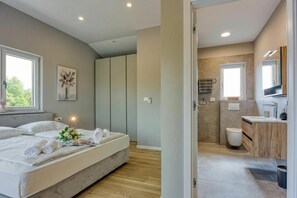 Family Villa, Multiple Bedrooms (Villa Tanja Lim Bay) | Bathroom | Separate tub and shower, towels, soap, shampoo - Villa Tanja Lim Bay (Vrsar)