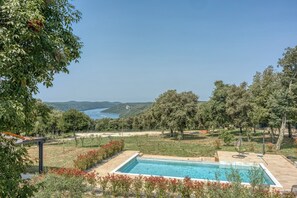 Una piscina al aire libre de temporada