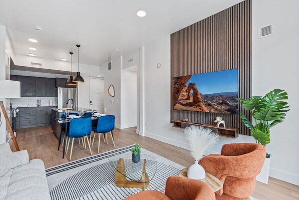 Smart TV, computer monitors