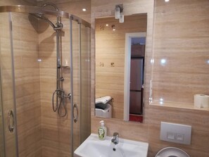 Douche, sèche-cheveux, serviettes fournies, savon