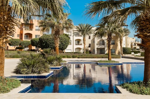 Xuru Stays I The 2bdr Warmhearted Waterside Apt