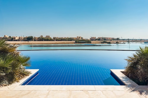 Xuru Stays I The 2bdr Warmhearted Waterside Apt