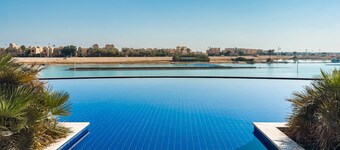 Xuru Stays I The 2bdr Warmhearted Waterside Apt