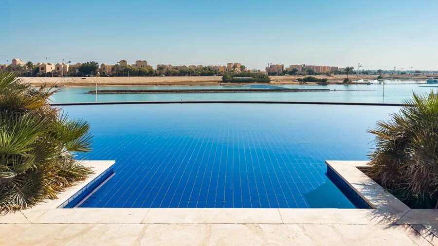 Xuru Stays I The 2bdr Warmhearted Waterside Apt