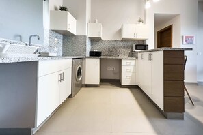 Basic-Apartment | Eigene Küche | Kühlschrank, Mikrowelle, Ofen, Herdplatte