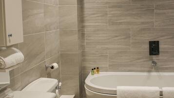 Un baño moderno con bañera, inodoro y lavamanos.