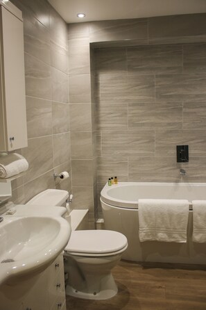 Habitació doble (Super King Sherwood Suite) | Bany | Assecador de cabells i barnussos