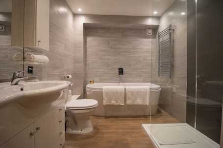 Double Room (Super King Sherwood Suite) | Bathroom. Dovestays