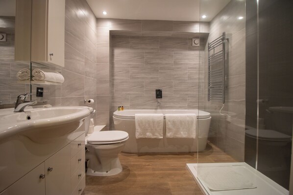 Habitación doble (Super King Sherwood Suite) | Baño | Secadora de cabello, batas, toallas 