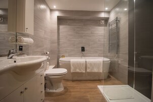 Double Room (Super King Sherwood Suite) | Bathroom | Hair dryer, bathrobes, towels
