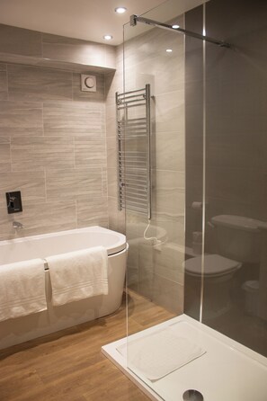 Double Room (Super King Sherwood Suite) | Bathroom | Hair dryer, bathrobes, towels - Dovestays (Newark)