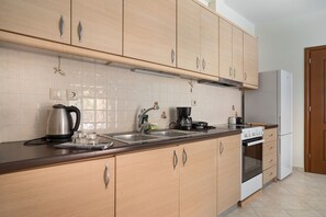 Réfrigérateur, four, plaque de cuisson, cafetière/bouilloire