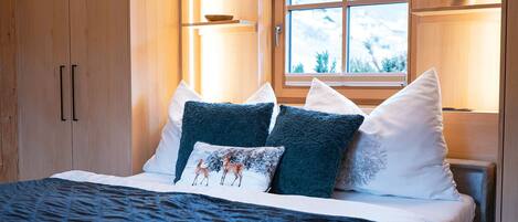 WiFi, bed sheets