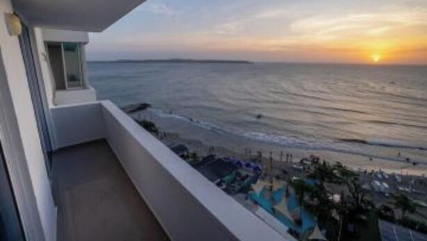 A balcony with a view of the ocean at sunset. - Boss-Level Hideout! (edificio calamary)