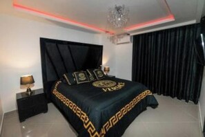 4 عدّة غرف نوم وواي فاي وملاءات أسرّة