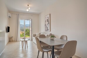 Dining - Apartment 'Ardavani City  2' with Shared Terrace, Shared Garden and Air Conditioning (Αργοστόλι)