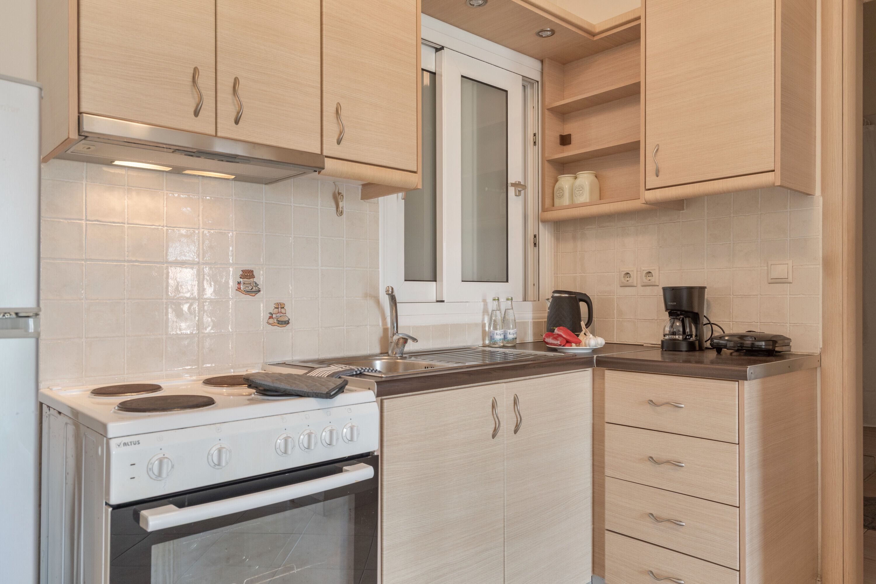 Fridge, oven, stovetop, coffee/tea maker